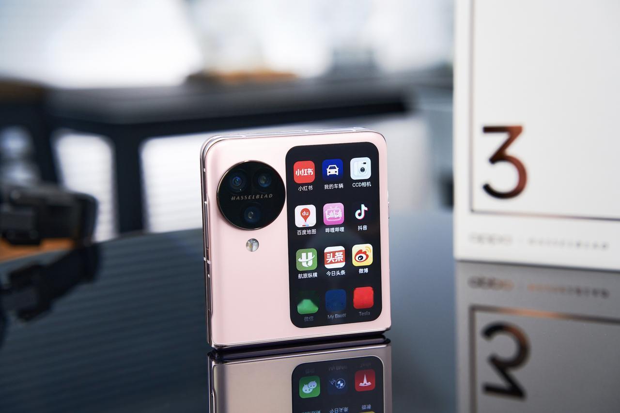 国庆出游带上哪款手机比较好？相较于直板手机，我觉得小折叠屏手机会是个更好的选择，