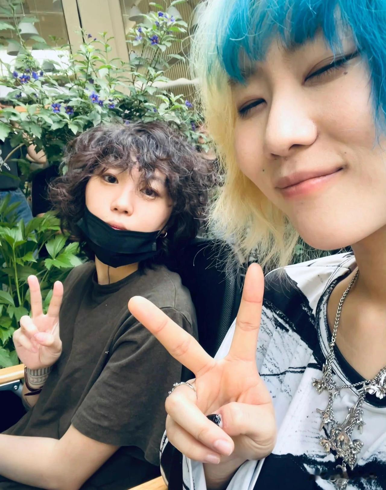 窦靖童和窦佳嫄姐妹下午茶！
这两姐妹同父异母，窦佳嫄妈妈是高原，不过看起来两个人