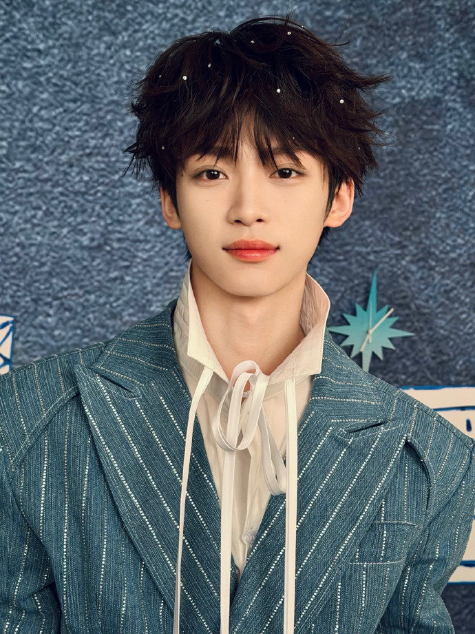 🔮他们说，这个世界上，海最深邃，干净又透明，我想，那是他们没见过你的眼睛๑•᎑