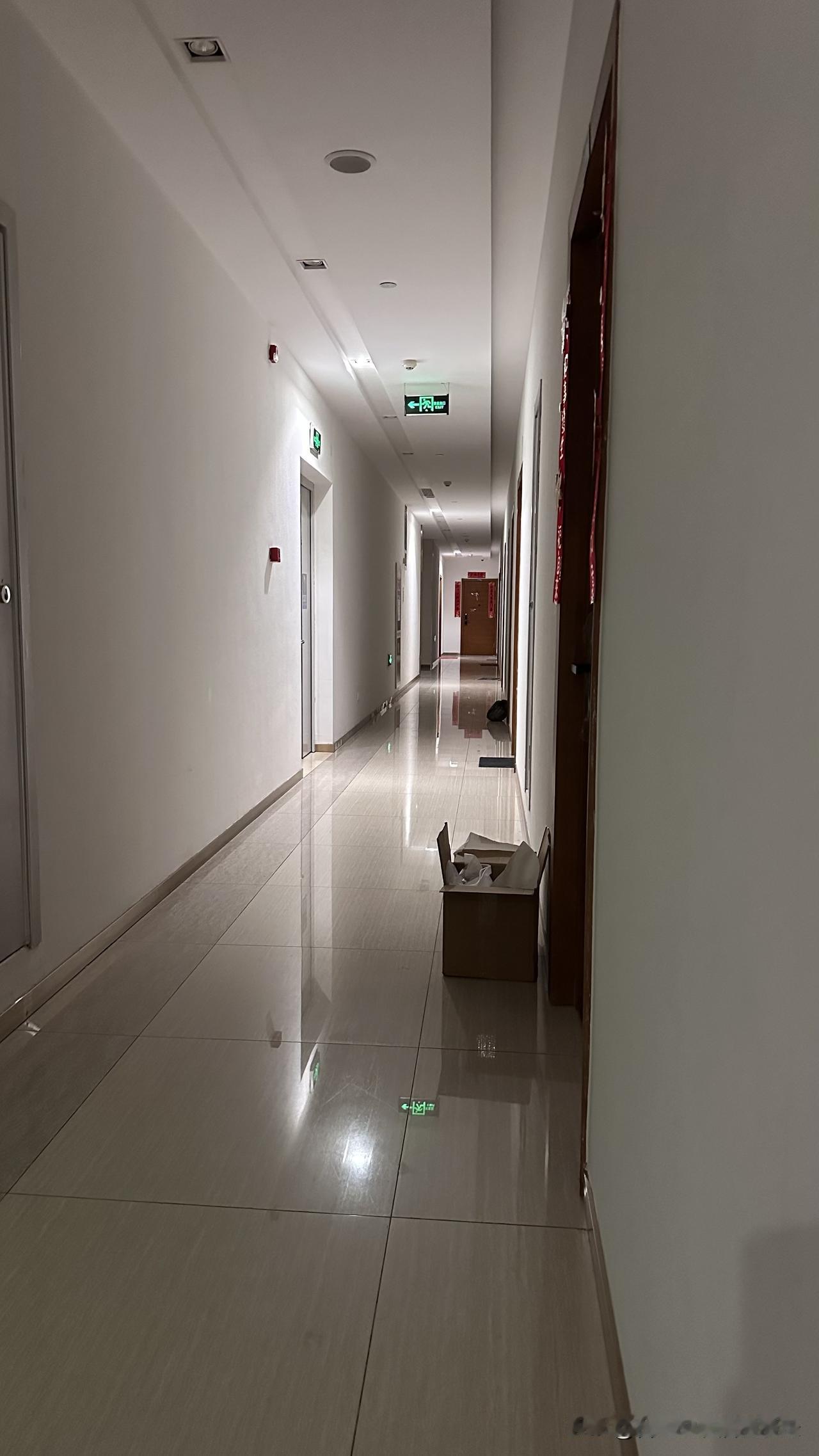 台北人在苏州，隔壁2个月前搬来新的住户，感觉新邻居很不省心。先是刚住进来喧闹声扰