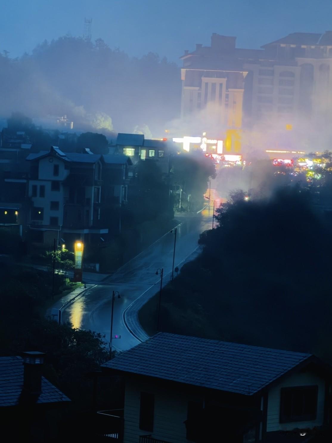 《雨已经下了一天，预告说要下到下周三》

我喜欢下半天、歇半天，不喜欢连下十天、