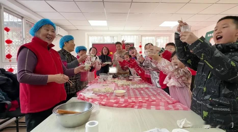 老少包饺子  欢喜过小年
       
       农历腊月二十三是中国传统