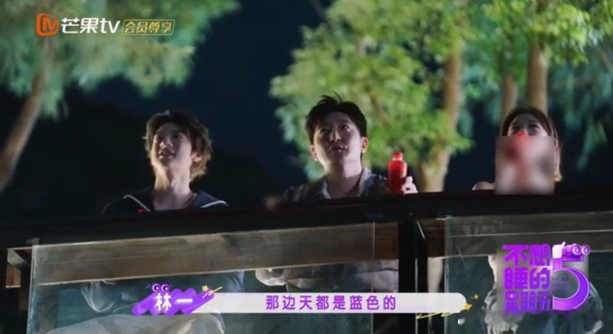 林一户外自动变e不想睡的星期五 赶海休息时郭京飞和林一月下聊天，飞哥疯狂夸夸，喜