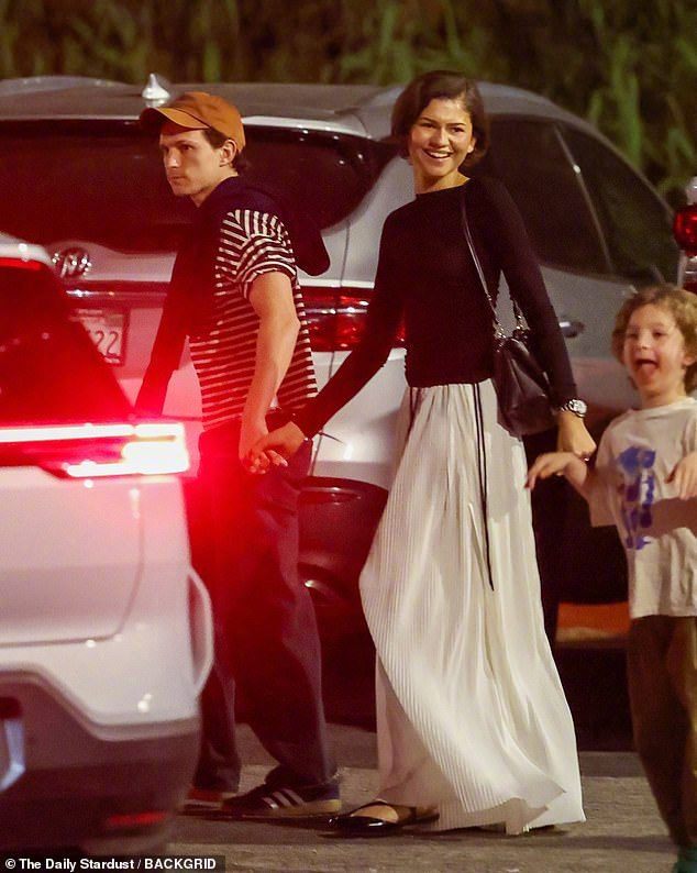 荷兰弟安利赞达亚帕丁森新片汤姆·霍兰德发ins安利新婚妻子赞达亚主演的新电影《爱