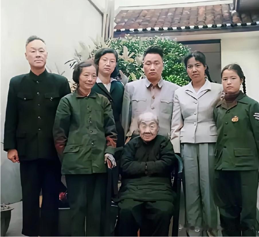 承受丧女之痛，向振熙老人是如何独自坚守，守护毛家三兄弟的？