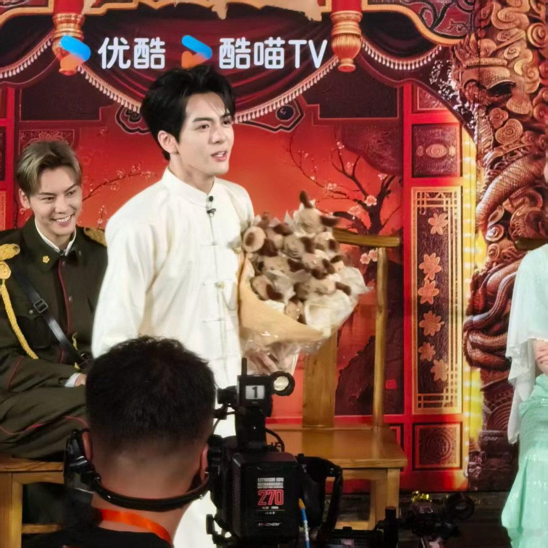 九门戏服剧宣九门新月饭店竞拍直播九门谁被这场直播反差戳中！一身江湖戏服气场十足，