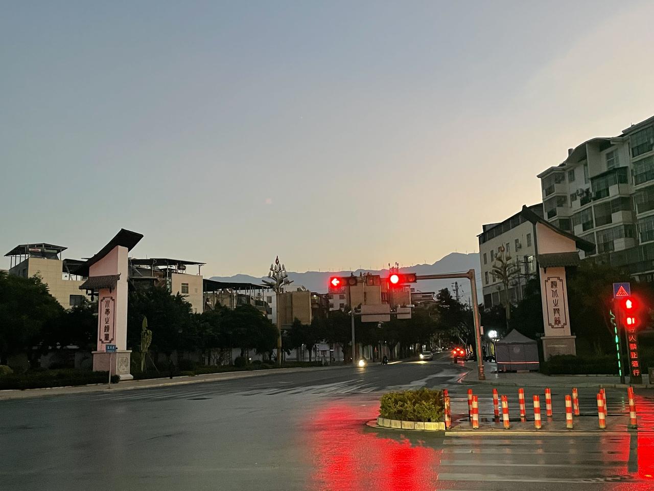 元谋县龙川路路口的牌坊太小气了！位于龙川路和发祥路路口的牌楼子与这两条路的体量严