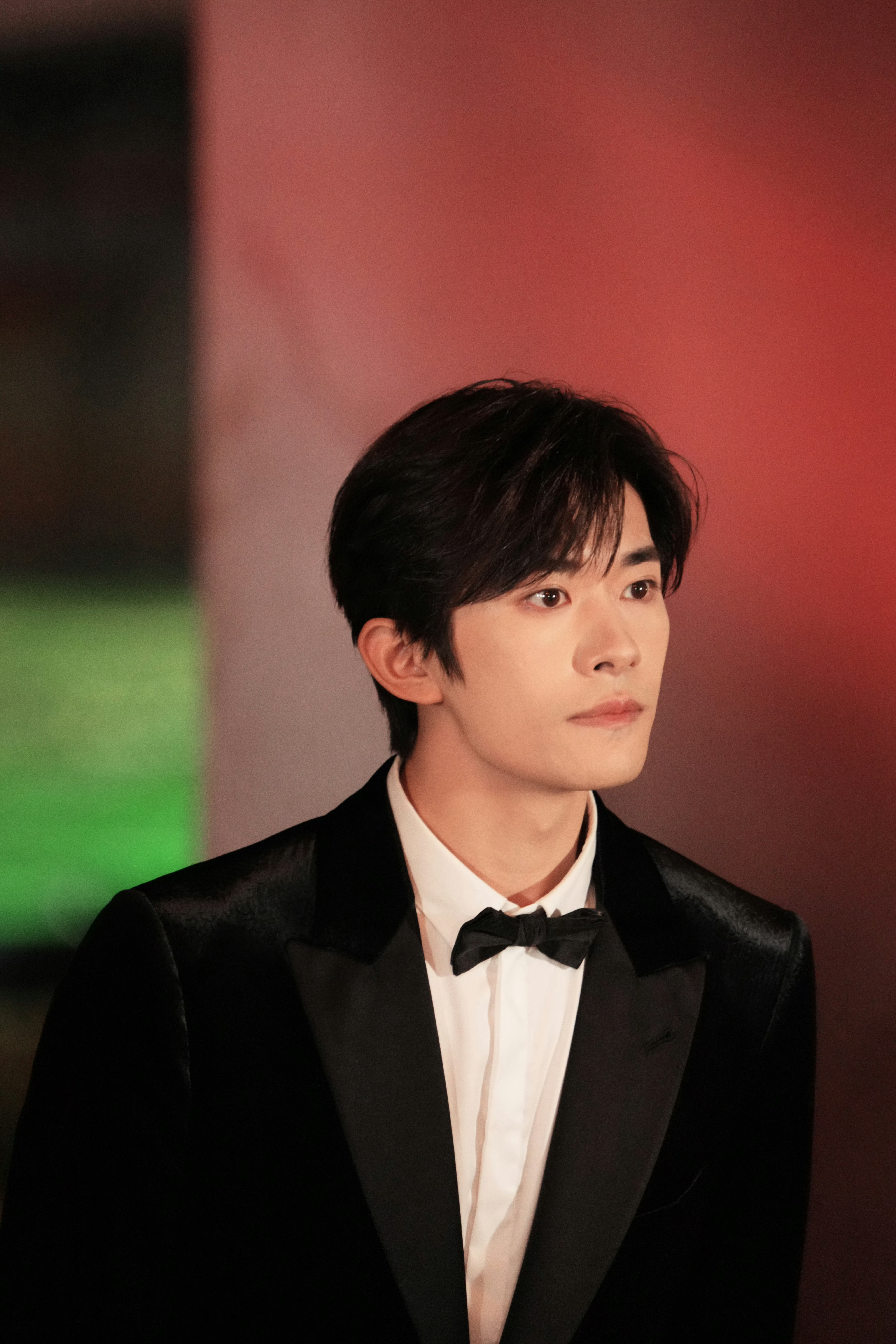 易烊千玺25岁培风越远岫心怀炽热，坦荡自守。潜心演绎，突破自我。祝 25岁生日快