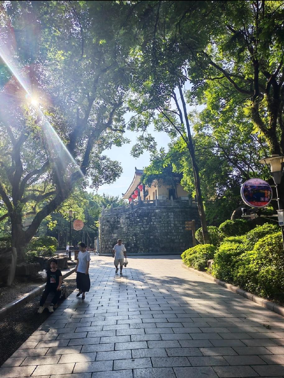 周末一个人住酒店，真的是大学生顶级解压方式。
没有室友吵闹，外卖直接送到门口，热