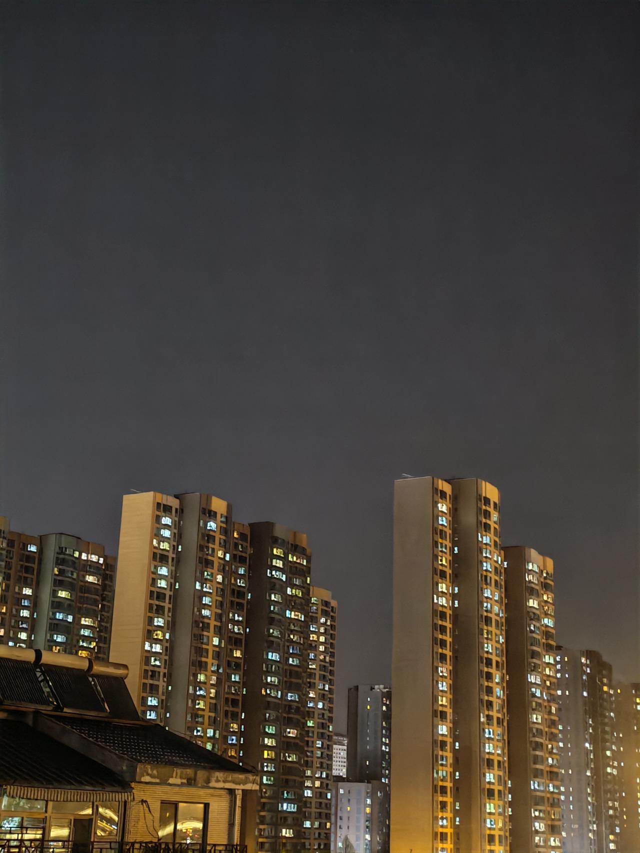 万家灯火，总有一扇窗户为你点亮，总有一道门等你归来。