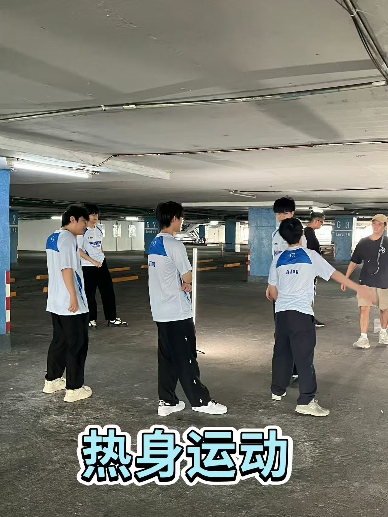 第一局荣都打得还是很稳的，阶段四还是满编