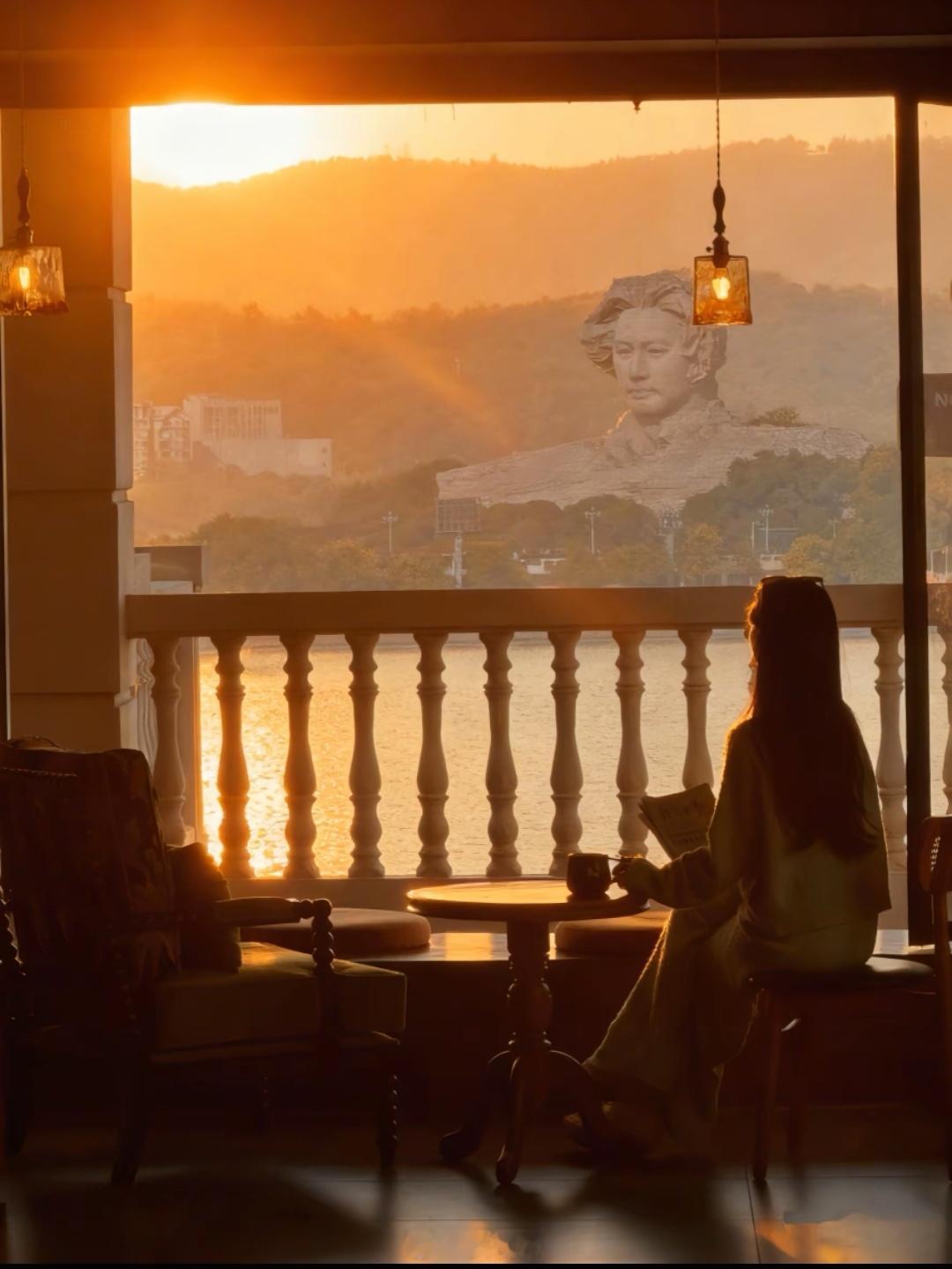 存了这张图。今年回长沙，我要去恰同学少年广场找这个机位。这个机位绝了！有人专程为