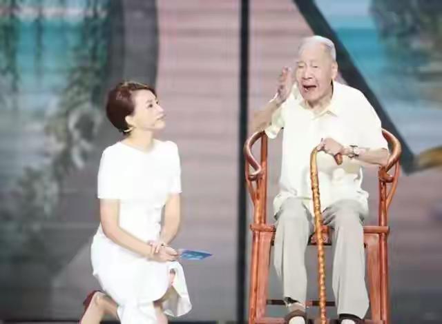 同样是下蹲采访，
董卿被全网夸了十几年，
原因其实很简单。
 
董卿在《开学第一
