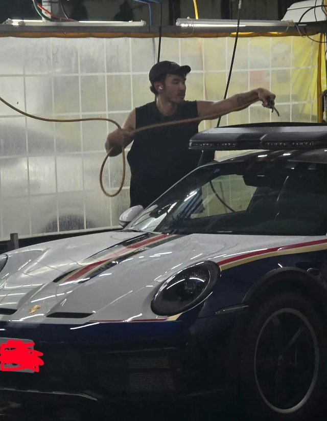 网友偶遇阮经天亲自手持高压水枪洗车，场面被赞“接地气”，更因这画面被他饰演的杀手