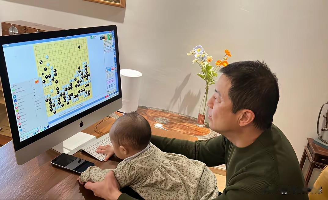 李亚鹏先生的围棋水平，据说是很高的，当然这个水平很高，主要是指在业余选手当中，与