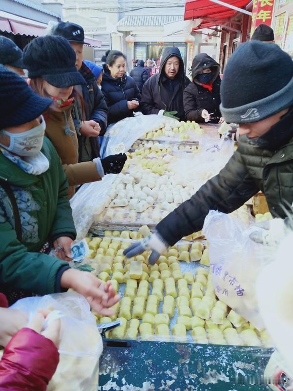 大年初二，年味儿正浓！天南地北的乡亲们，过年好！东北热炕头配粘豆包、酸菜白肉锅，