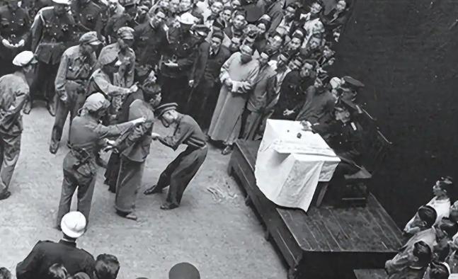 1947年，地下党员陈斌遭叛徒出卖被捕，敌人设下圈套，打算假意处决他，引诱前来营