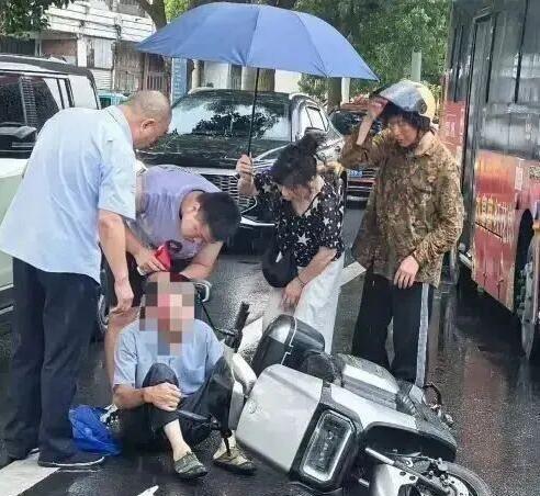 《隧道口突发意外 他毫不犹豫转身》近日，浙江省温岭市万泉隧道口发生一起意外，一男