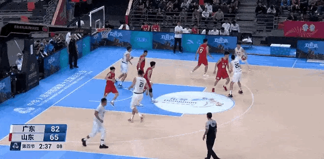 徐杰三分再进，刚刚3分钟内的危机被化解。广东全运男篮还是太容易出现心态上的松懈，