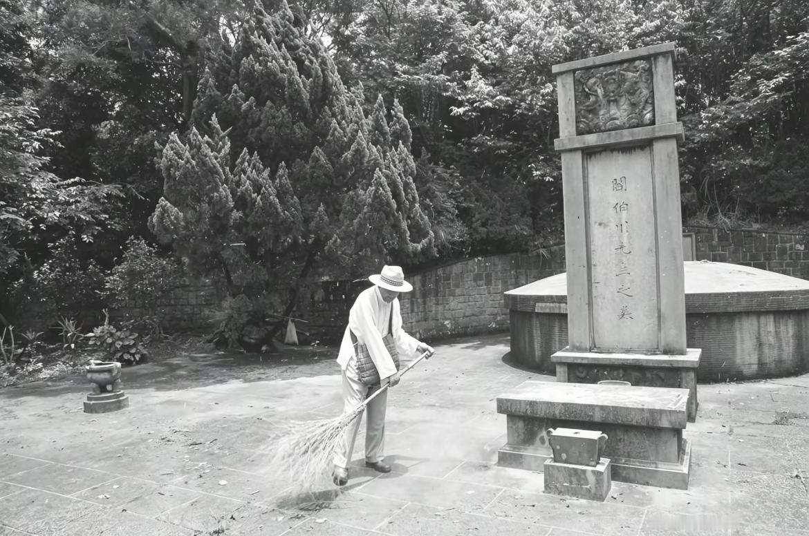 阎锡山的侍卫张日明，在1960年阎锡山死后，为阎锡山守墓超过50年，具体去世日期