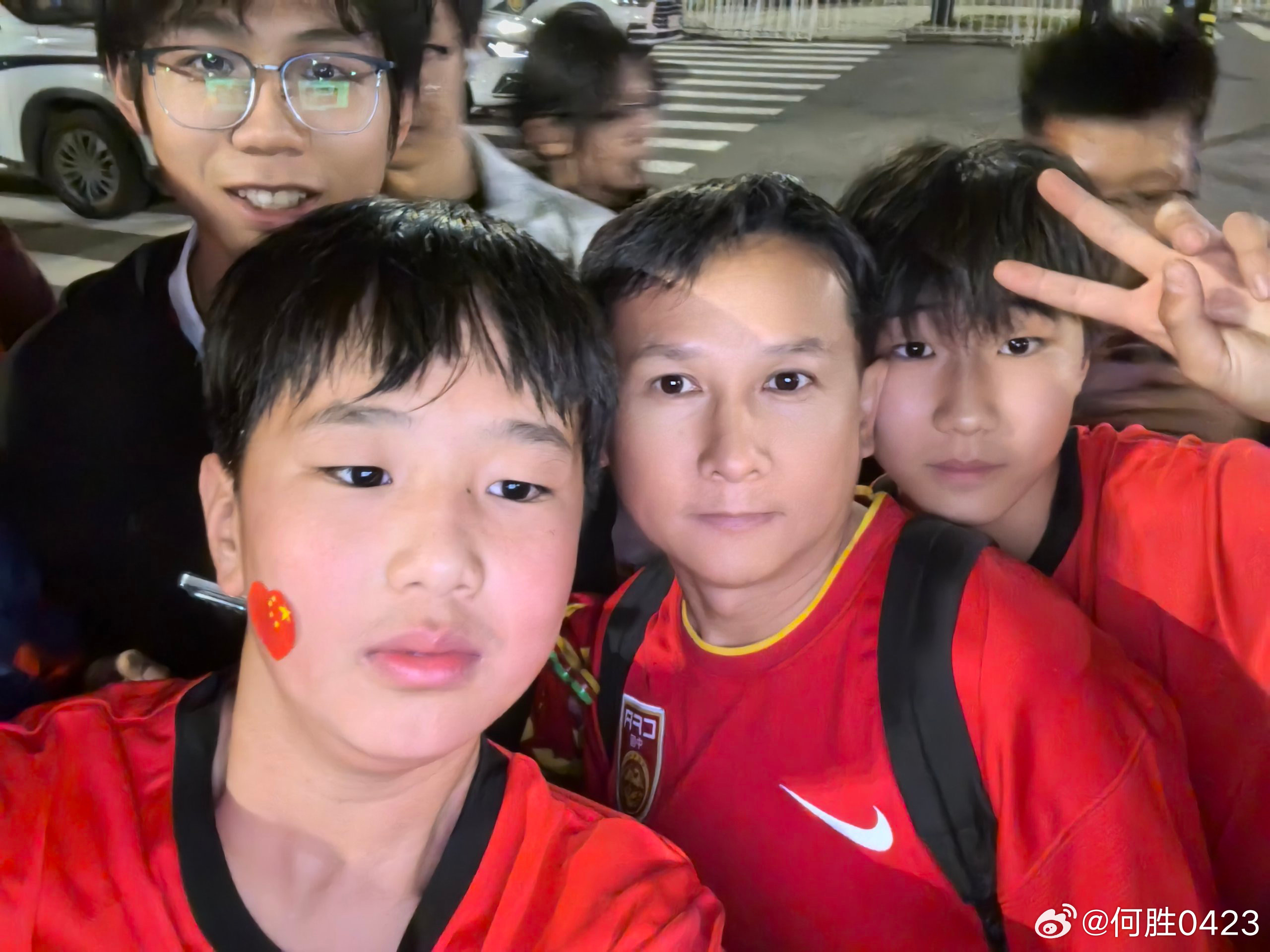 地铁上被一群小朋友围住了，你的偶像是谁？你看过C罗踢球吗？他问你要过微信吗？我说