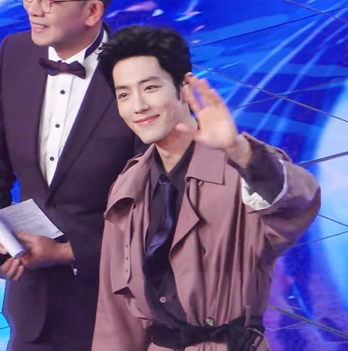 我表姐在后台，离肖战不到3米。
她说，那不是帅，是一种“攻击性”的温柔。
元旦晚