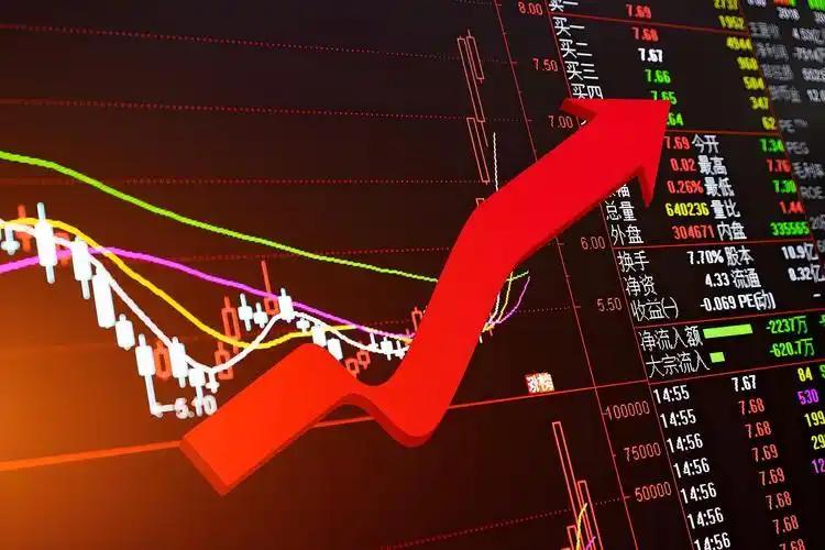 目前盘面反弹分化严重，券商冲高回落、创业板赚钱效应不足，指数还面临4050压力位