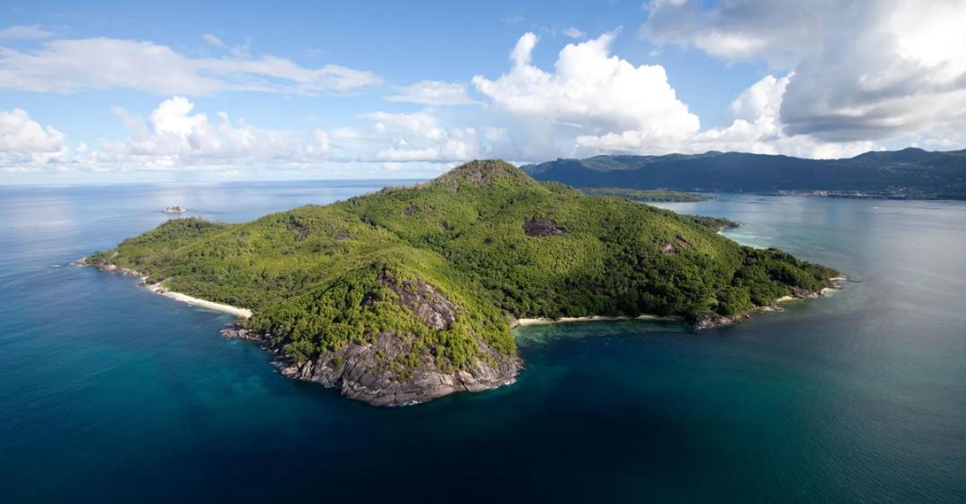 1962年，英国一男子相中一荒岛，发疯似地卖掉了房产来凑钱，当他把小岛收拾好，一