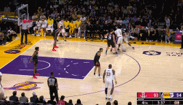 詹姆斯轰进压哨三分，场边秀起舞蹈
北京时间11月20日，湖人与火箭的比赛进行至末