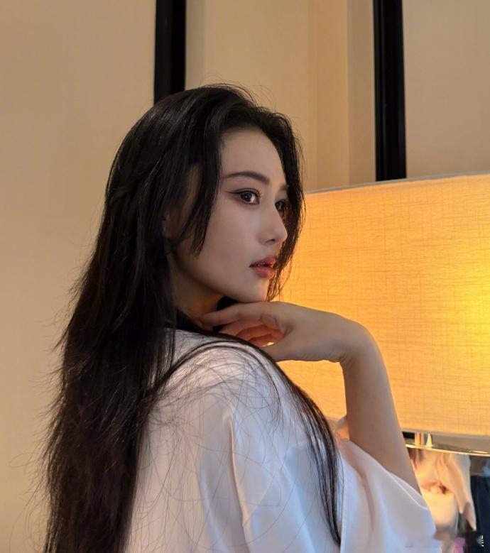 张馨予官宣明天的礼服有 25 斤，红毯礼服的重量常与艺术表达相关，这件 25 斤