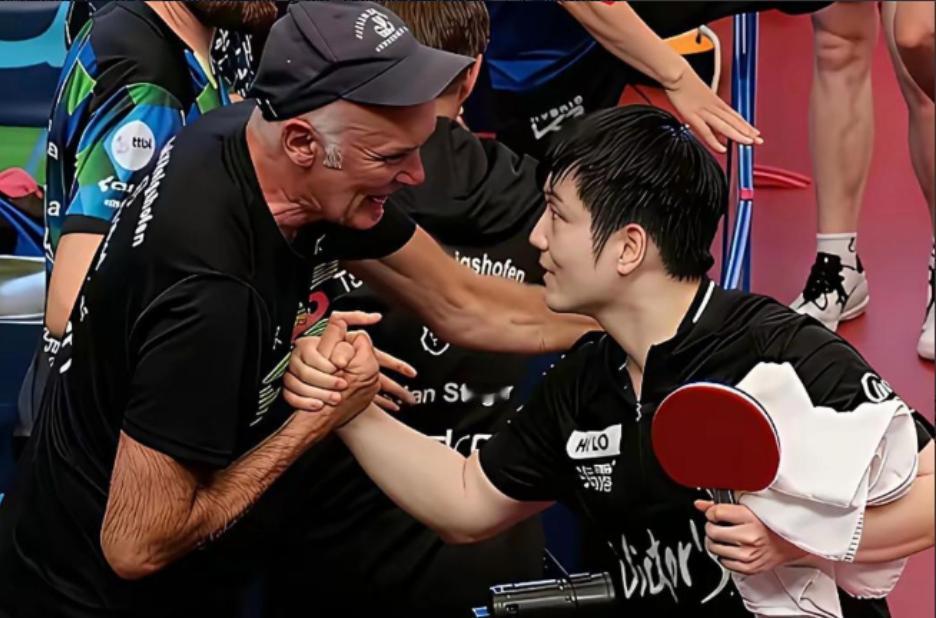 樊振东在德国打完比赛后，没有直接回休息室，而是走向了观众席的前排，一位白发苍苍的