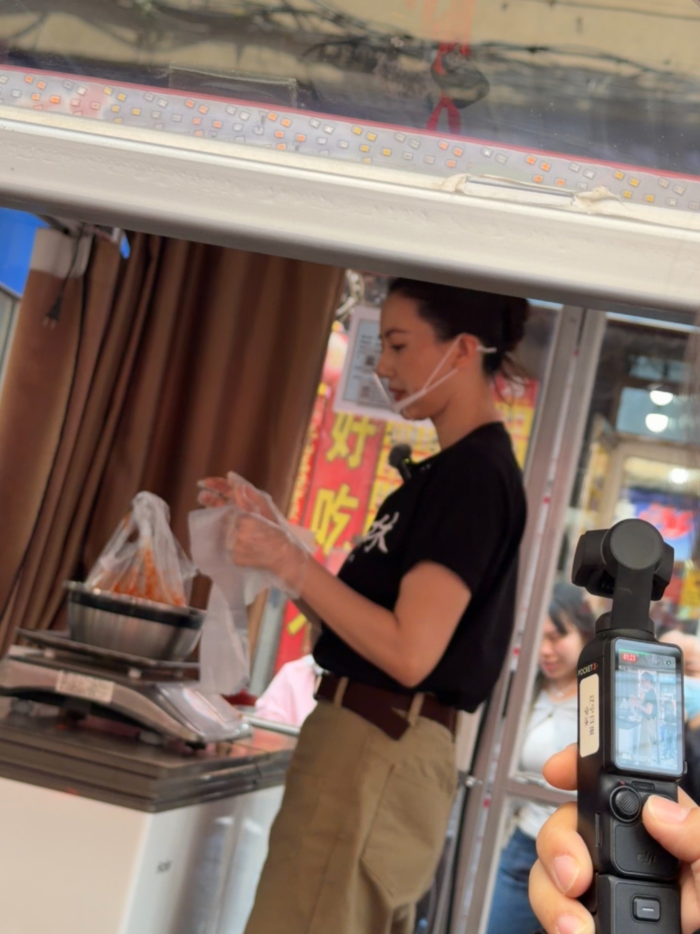 竟然刷到高圆圆在东北菜市场摆摊卖辣白菜，这活人感也太足了。 