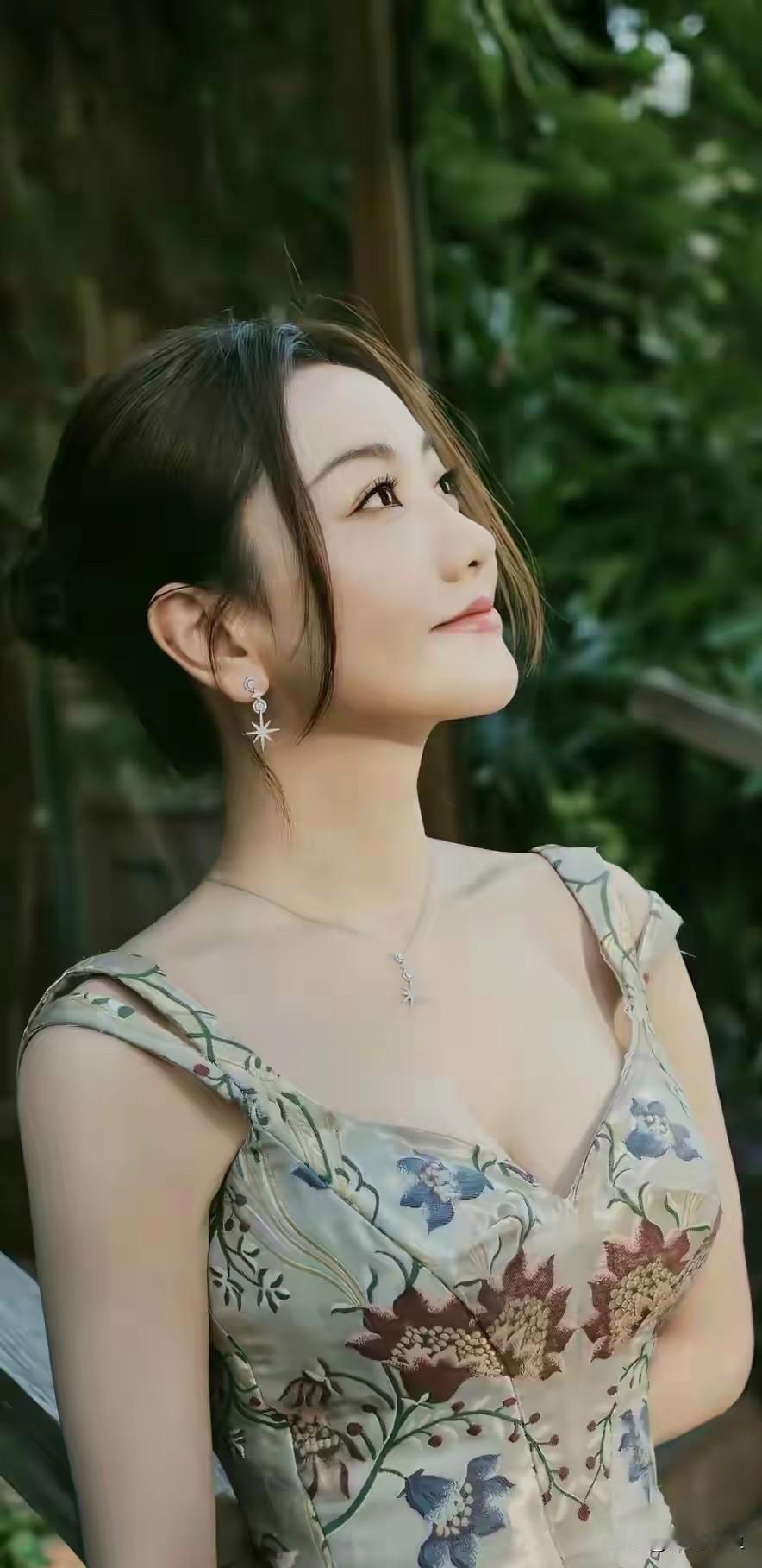 杨蓉既温婉又藏着成熟女人！

一身复古花卉吊带礼裙，底色柔和雅致，上面布满色彩丰