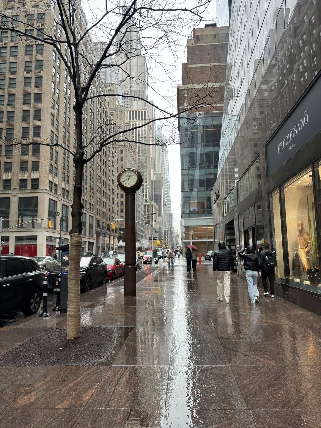 雨中纽约曼哈拉的建筑，看起来好有压迫感