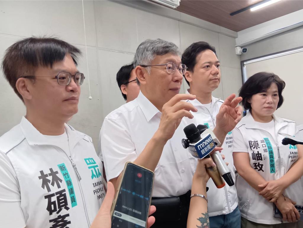 7月4日柯文哲专程驱车南下竹北，直奔邱臣远的基层座谈现场站台拉票。面对围堵上来的
