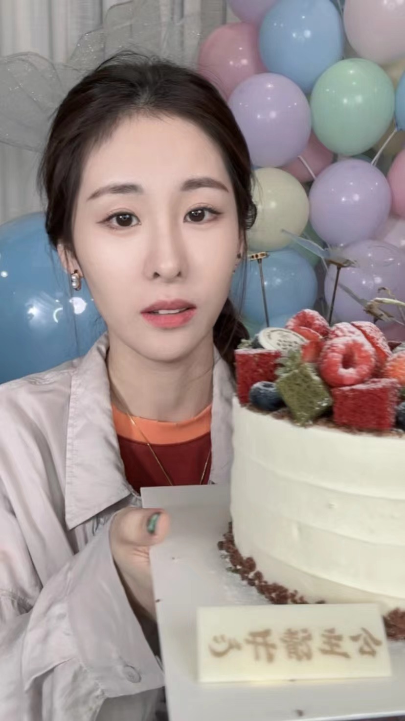#张碧晨直播#张碧晨刚刚直播说，下一站厦门有神秘惊喜！一整个期待住了！听说门票就