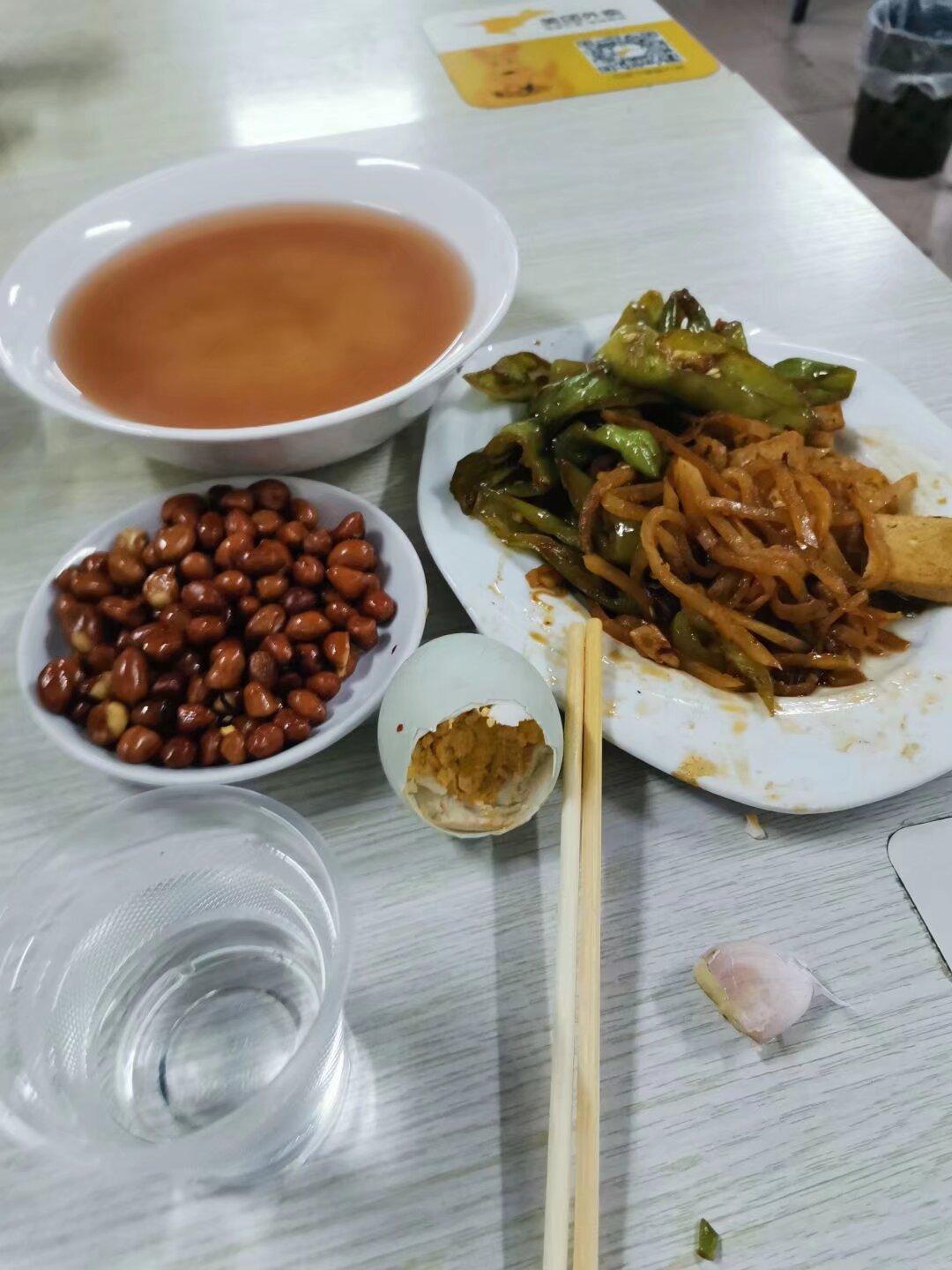 喜欢喝一杯的时候，
不能多喝，不能空腹，
酒后多喝水，睡觉就好。
小酌怡情大酌伤