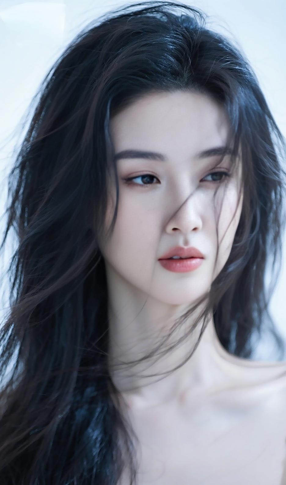 晚风揉碎长发，温柔漫过眉眼，
清冷底色里，藏着自带故事感的氛围感不张扬，却足够惊