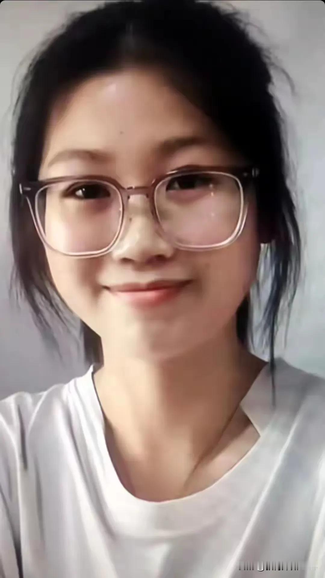 扁担女刘燕，就是普通的农村女孩，人很漂亮，很朴实，很真实，不当网红，知道自己该走