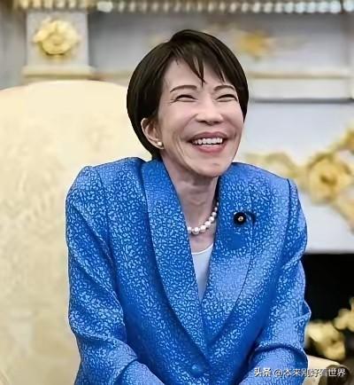 变脸写真：见风使舵的"外交表演"。她面对不同的人，呈现出截然不同的面孔，其"表演
