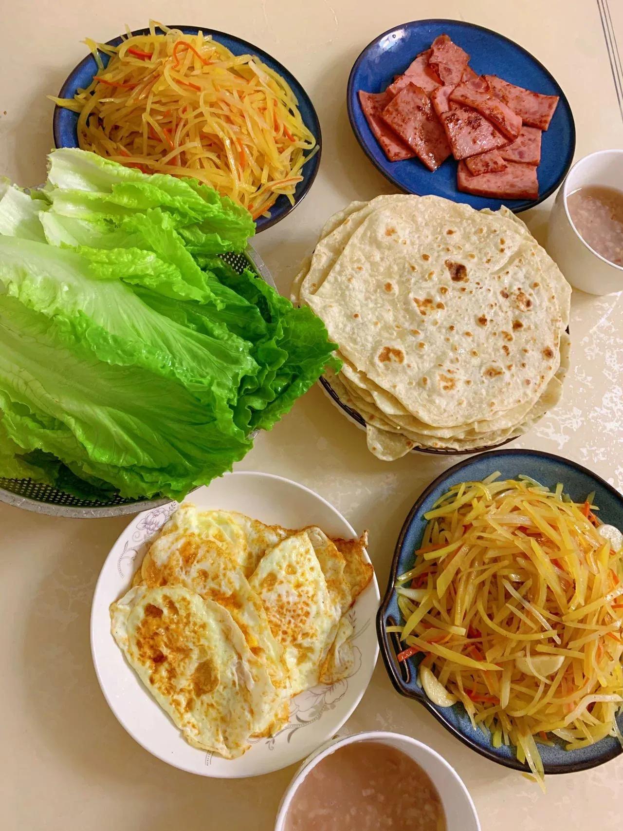 我婆婆每天早上5点多就起来给我们做早餐！很让我不理解！
明明每天花十块钱，在外面