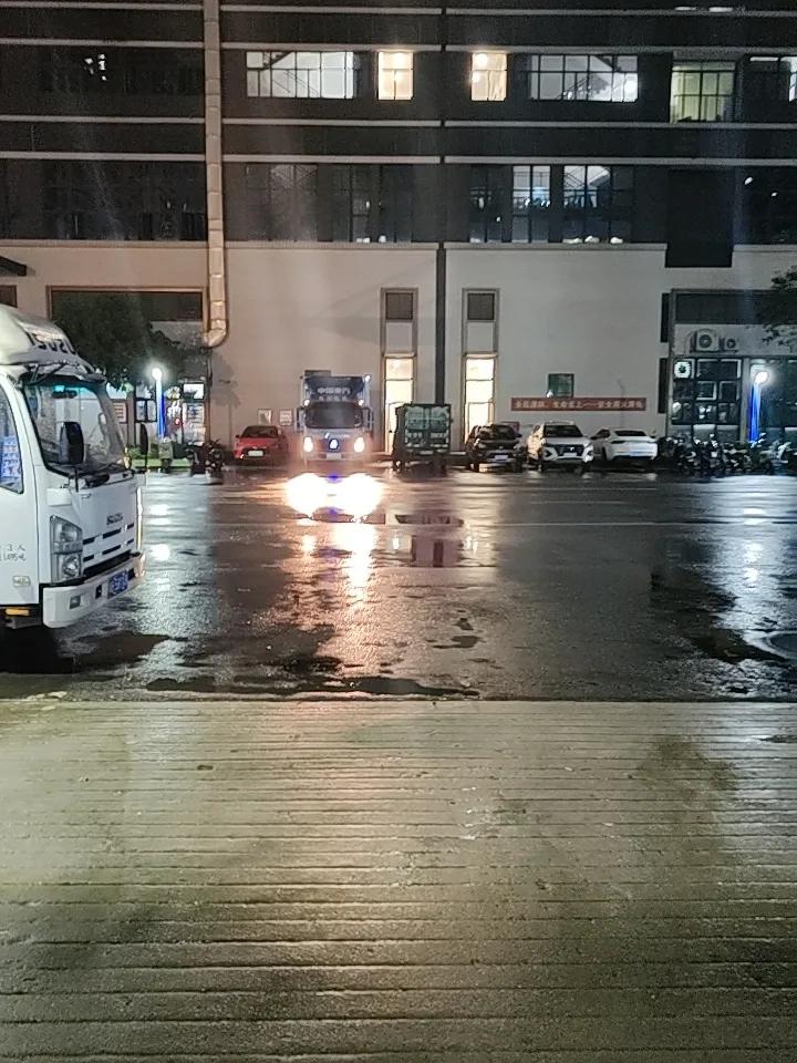 这两个月，一到周末就下大雨。
这是体贴辛苦搬砖的勤劳人呐，让我们能在周末安心睡懒