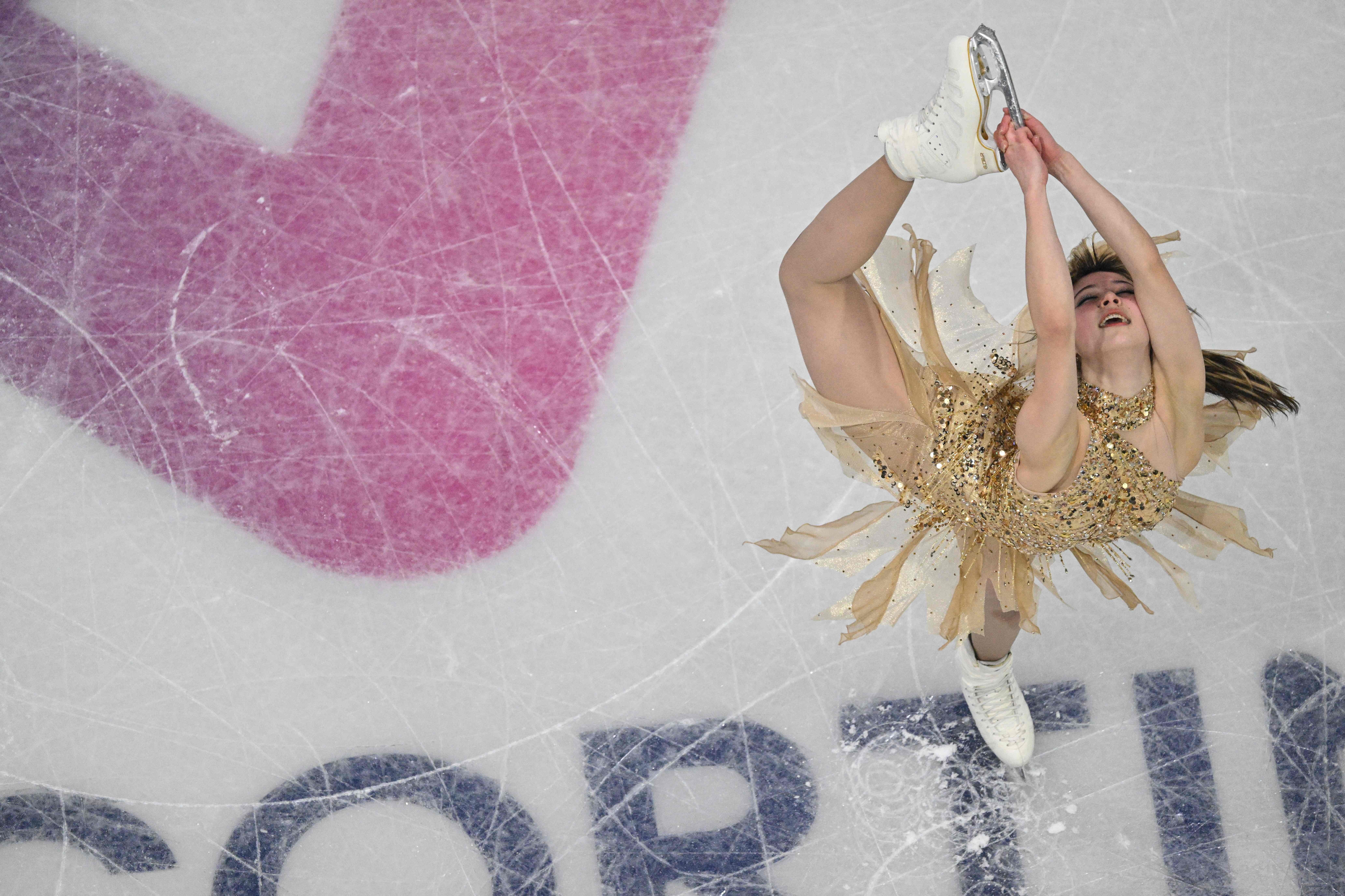 法新社俯拍，双色多层裙摆 