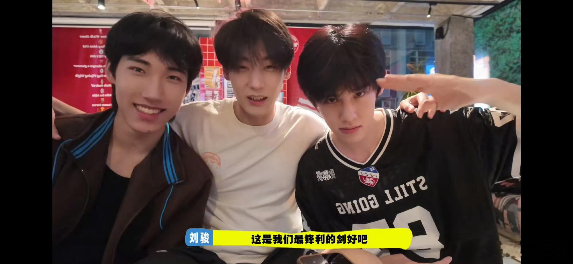 刘骏观赛清爽少年感刘骏和队友线下观赛生图演员刘骏没有华丽造型堆砌，简单休闲装就衬