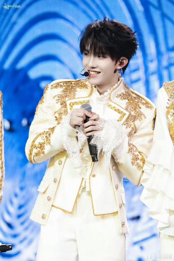 苏新皓飞吻 飞吻虽轻，情意却重。苏新皓的一个小动作就能让整个舞台闪闪发光，这份双