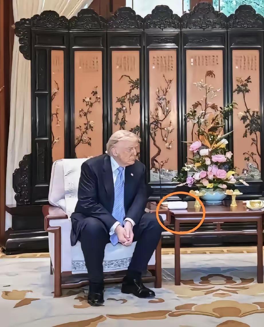 原来美国高官也会谦卑！曾经美国高官是多么的傲慢，美国高官会见外国领导人时翘起二郎