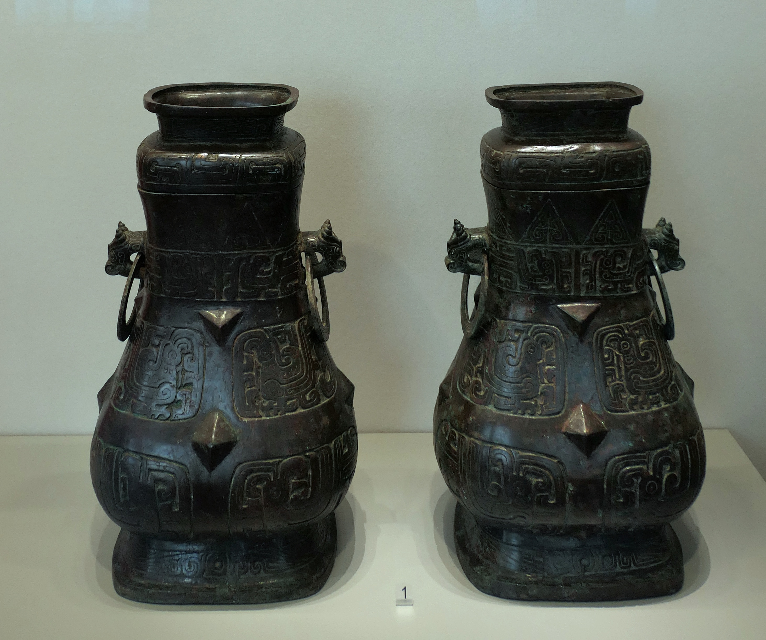 山西打击盗墓专项收缴的一对春秋早期凤鸟纹大方壶. 形制高大,十字纹带分割腹部为八