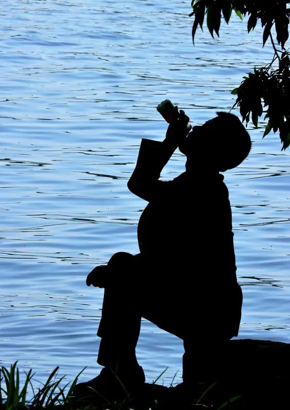 上联：对坐品茗谈往事；
下联：闲窗饮酒话今朝。