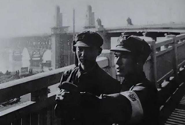 1971年，许世友在南京长江大桥视察时，撞见守桥士兵冒着大雪露天站岗，当即提出修