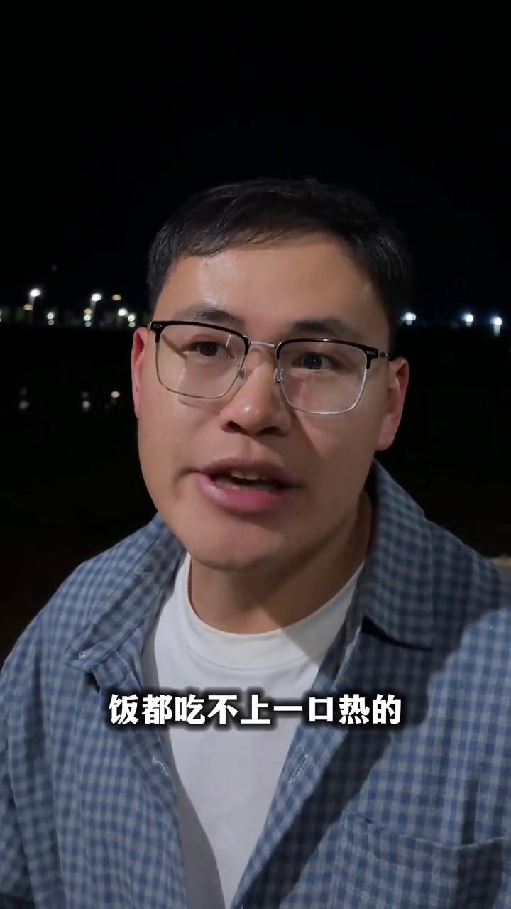 3个人带孩子才是最适合的。
只有3个人带孩子才能勉强撑住，少一个人饭都吃不上一口